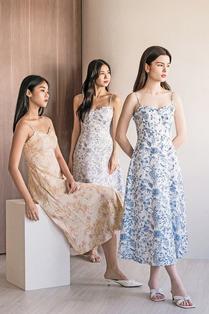 Meredith Padded Sweetheart Midi Dress (Bleu Fleur)
